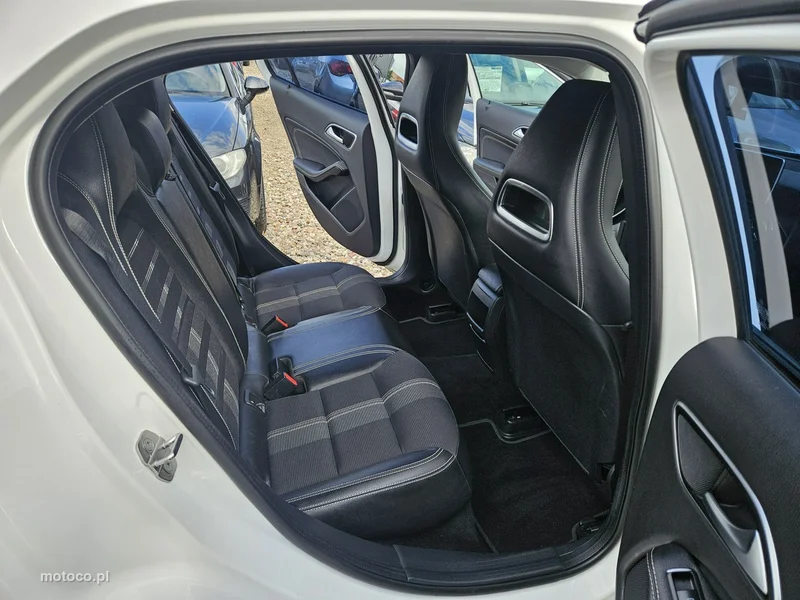 Mercedes-Benz GLA X156 GLA 180 11