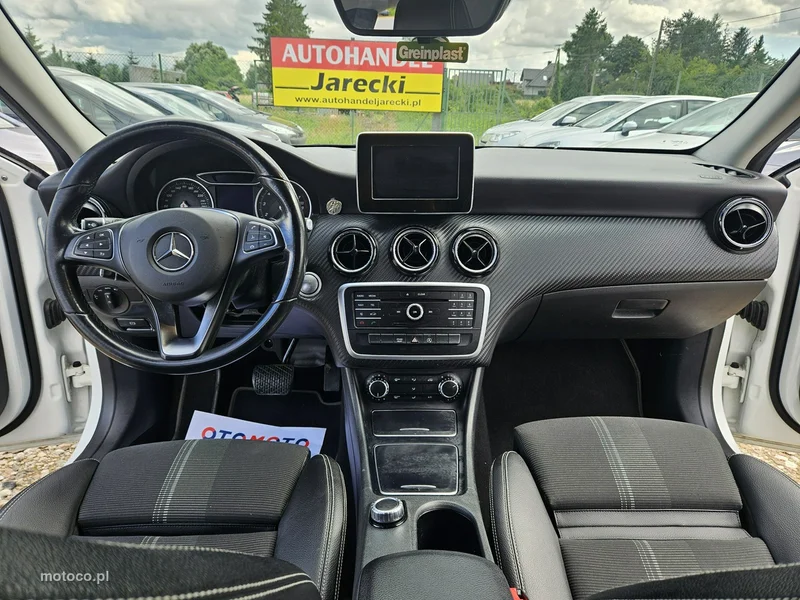 Mercedes-Benz GLA X156 GLA 180 12
