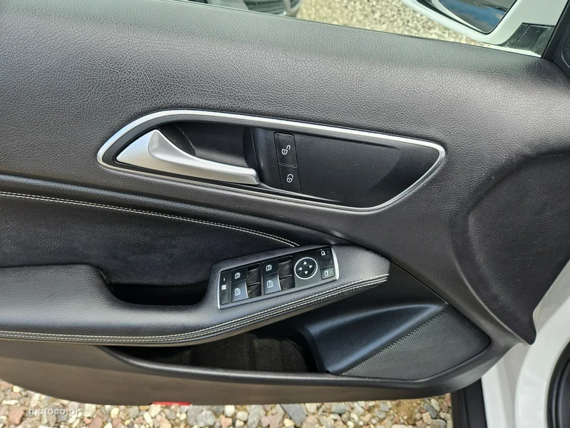 Mercedes-Benz GLA X156 GLA 180 13