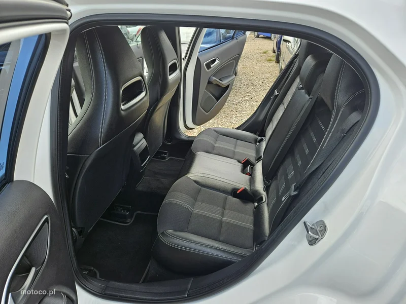 Mercedes-Benz GLA X156 GLA 180 9