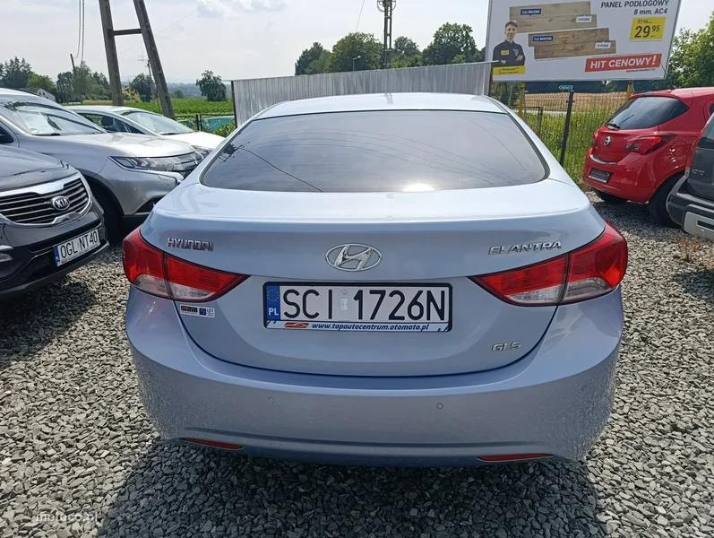 Hyundai Elantra 4