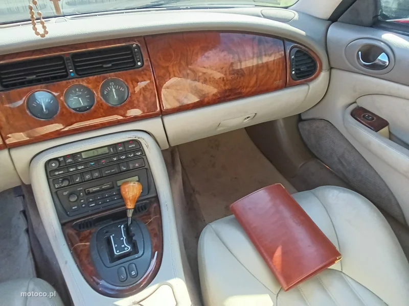 Jaguar XK8 11