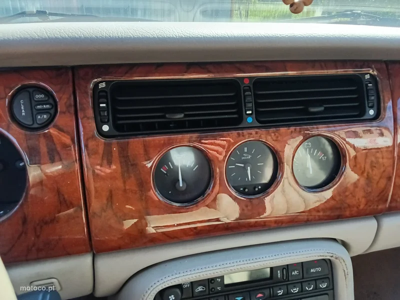 Jaguar XK8 17