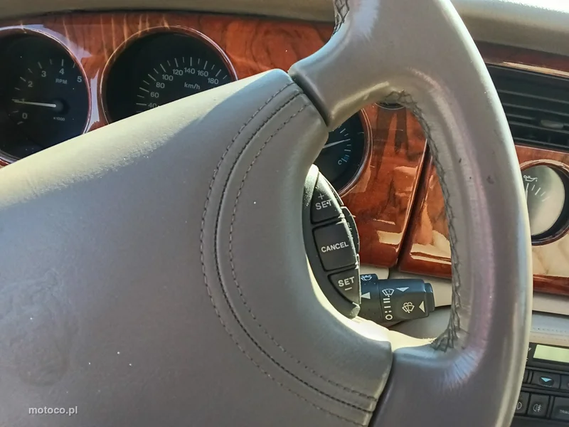 Jaguar XK8 22