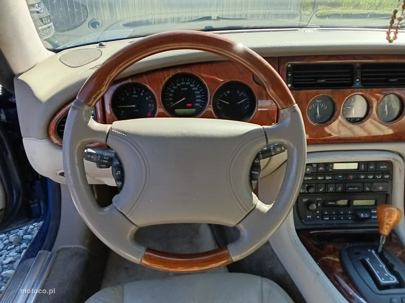 Jaguar XK8 23