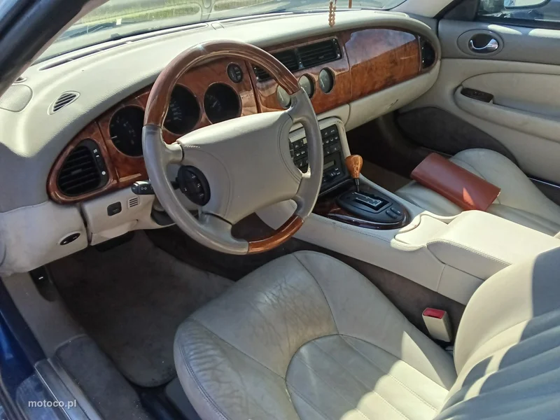 Jaguar XK8 9