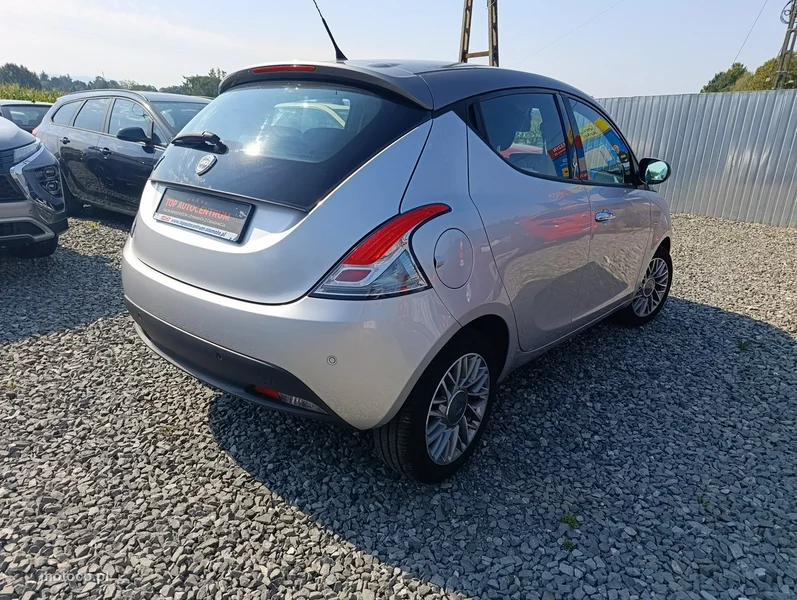 Lancia Ypsilon 6
