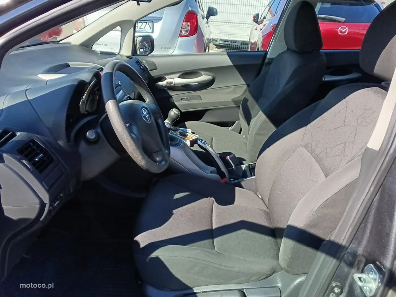 Toyota Auris E150 11
