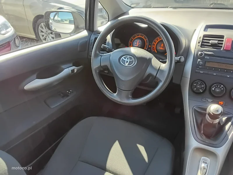 Toyota Auris E150 12