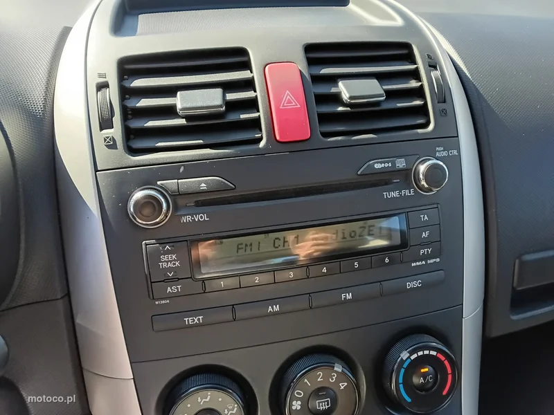 Toyota Auris E150 16
