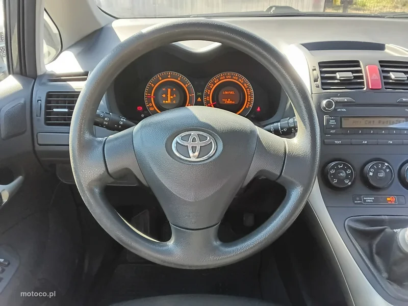 Toyota Auris E150 22