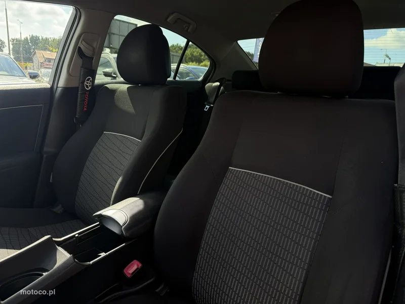 Toyota Avensis T27 11