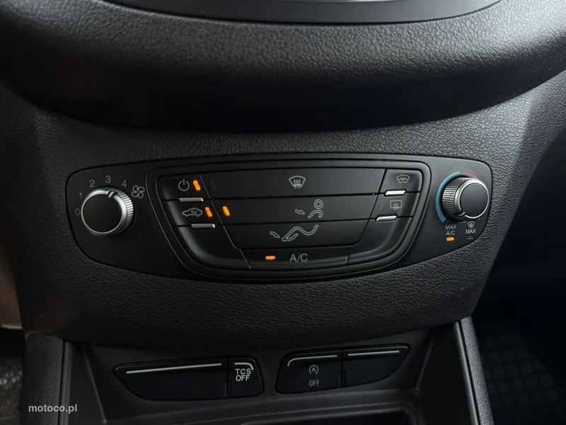 Ford Transit Courier 26