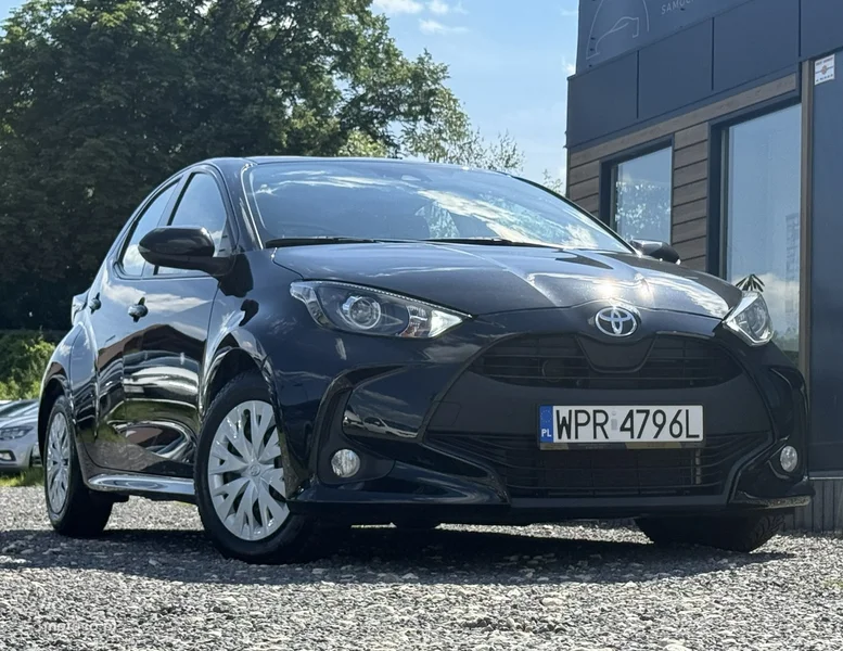 Toyota Yaris XP210 2