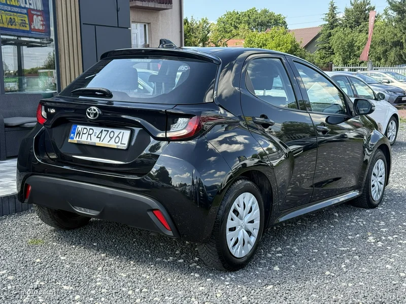 Toyota Yaris XP210 11