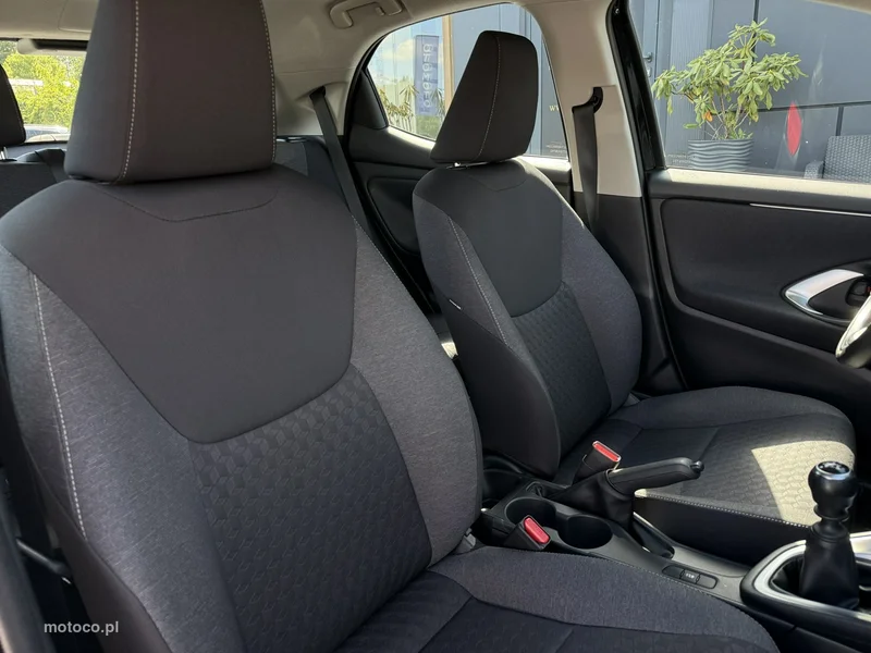 Toyota Yaris XP210 13