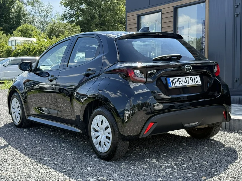 Toyota Yaris XP210 8