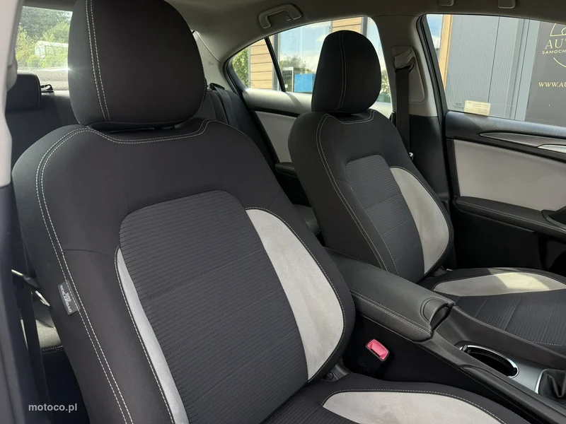 Toyota Avensis T27 11