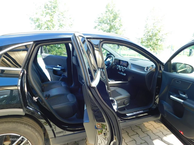 Mercedes-Benz GLA H247 200 12