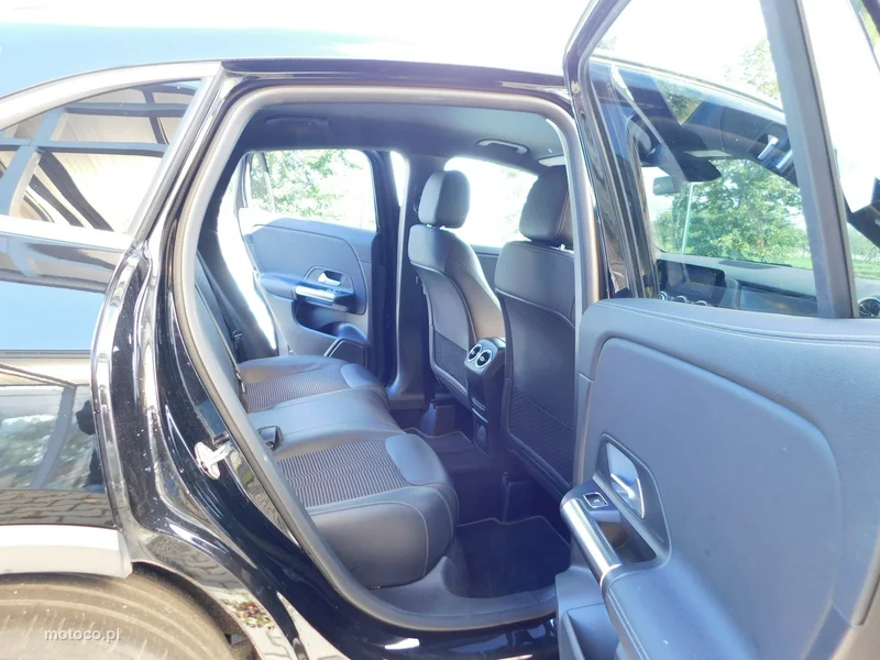 Mercedes-Benz GLA H247 200 13