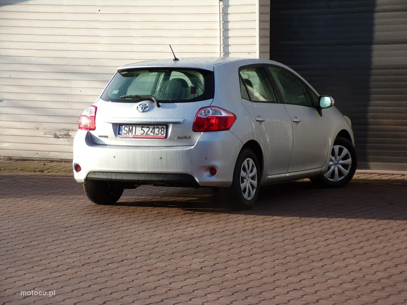 Toyota Auris E150 11
