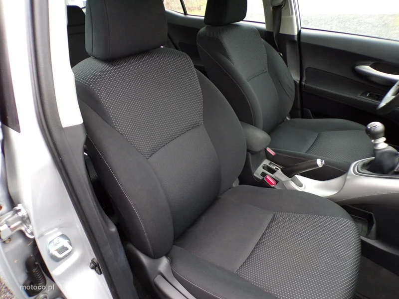 Toyota Auris E150 19