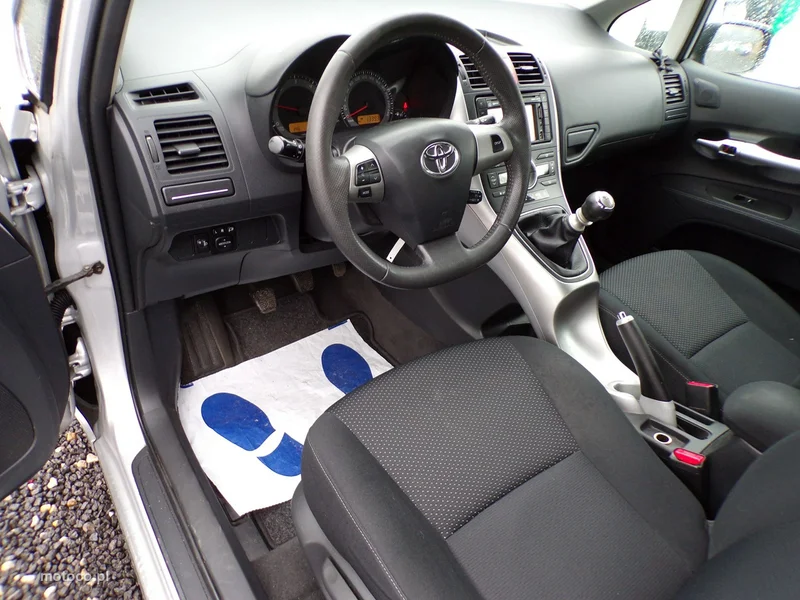 Toyota Auris E150 21