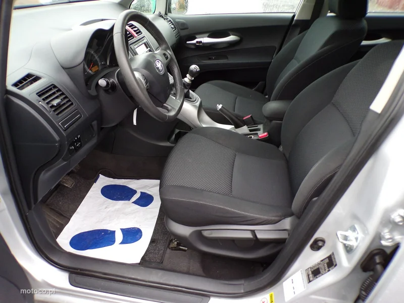 Toyota Auris E150 22