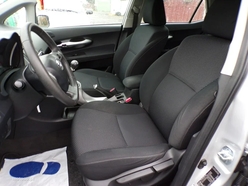 Toyota Auris E150 23