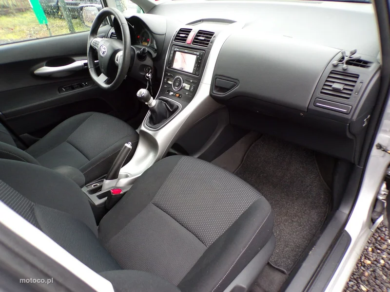 Toyota Auris E150 29