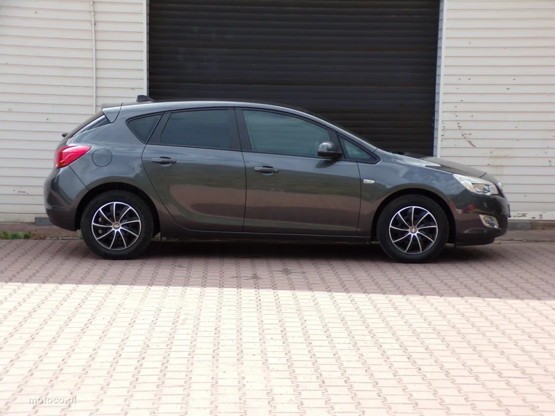 Opel Astra J 4
