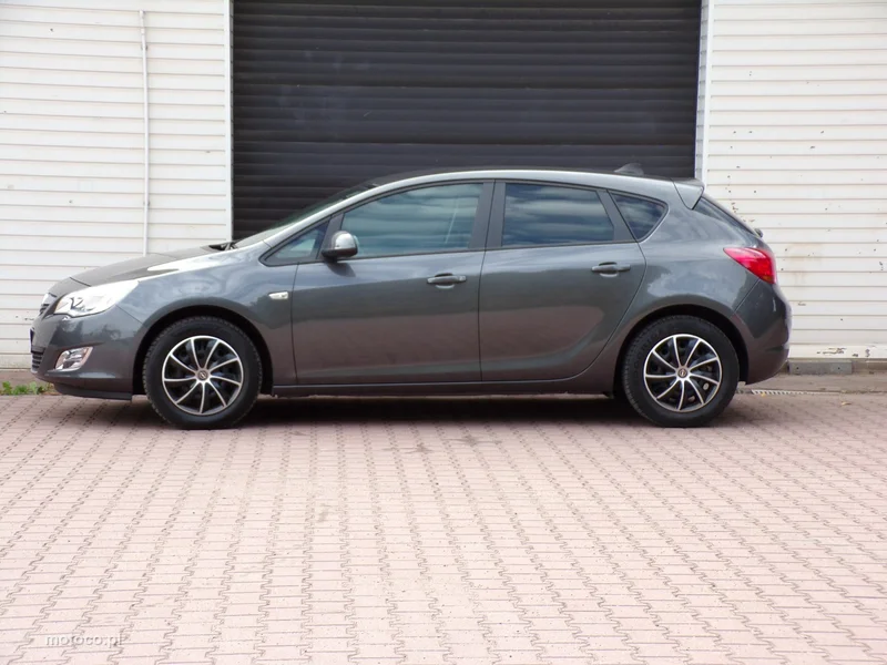 Opel Astra J 9