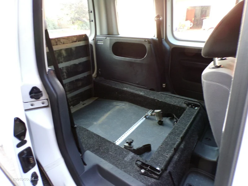 Volkswagen Caddy III 28