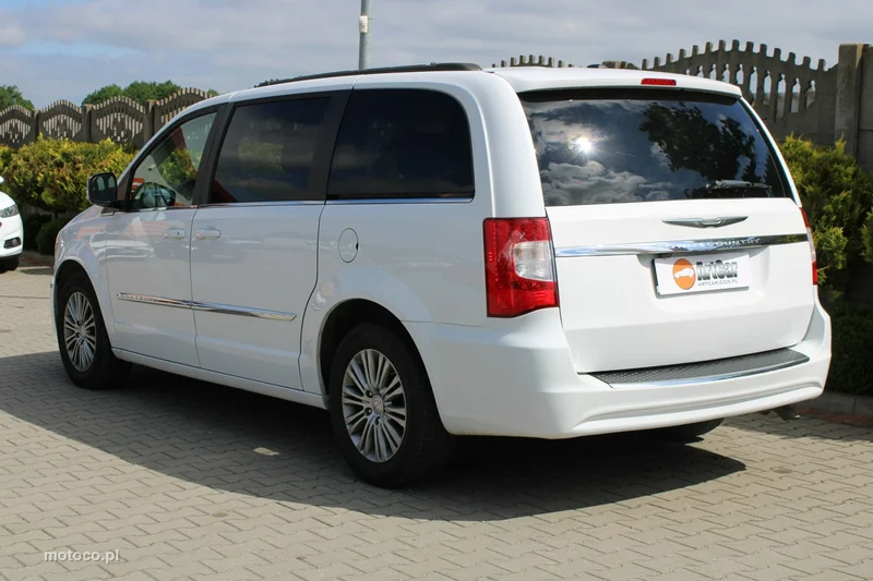 Chrysler Town & Country 14