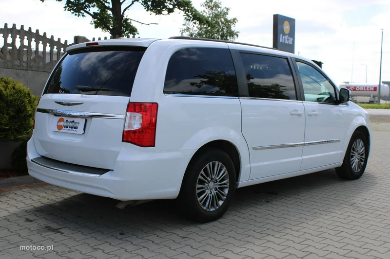 Chrysler Town & Country 15