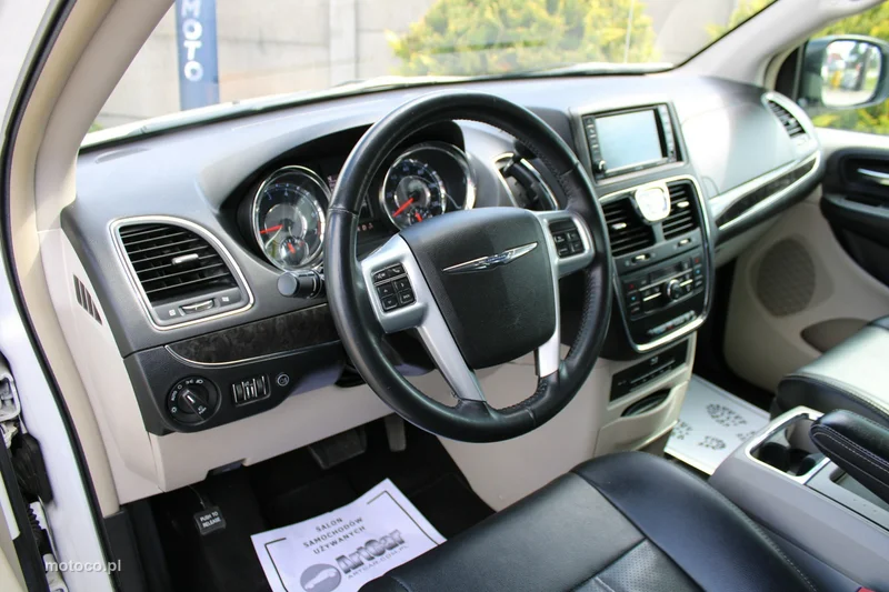 Chrysler Town & Country 18