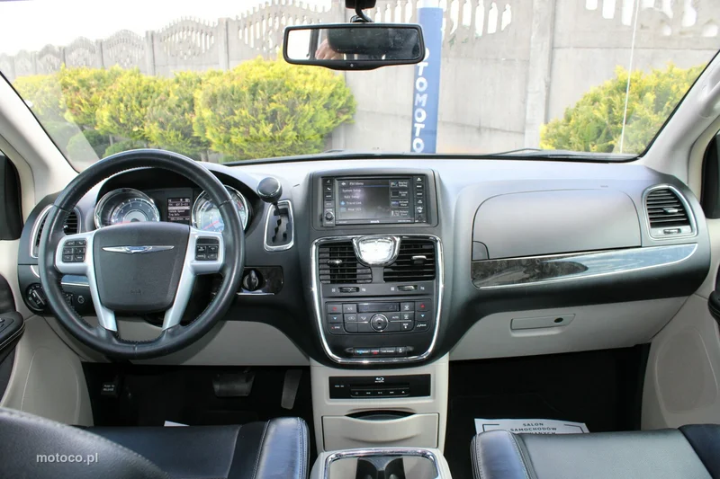 Chrysler Town & Country 19