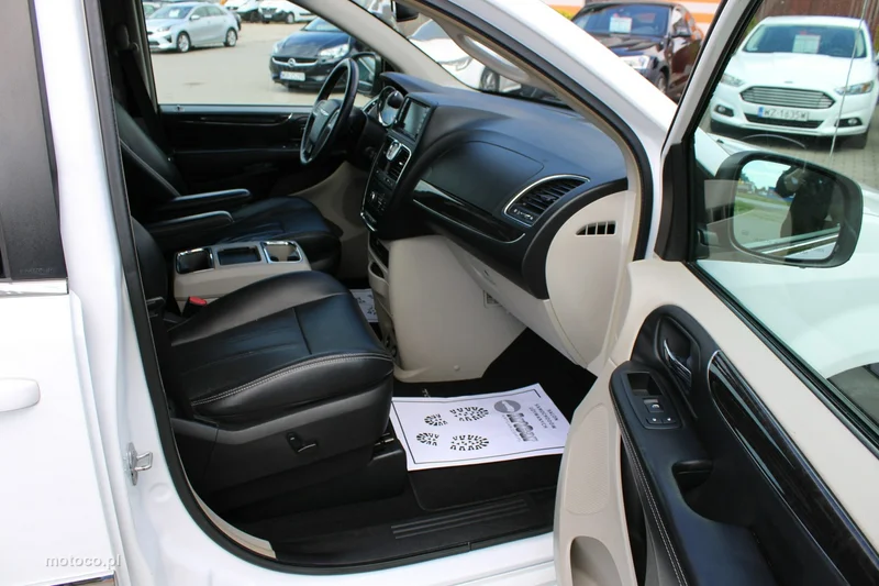 Chrysler Town & Country 24
