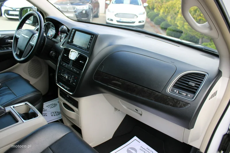 Chrysler Town & Country 25