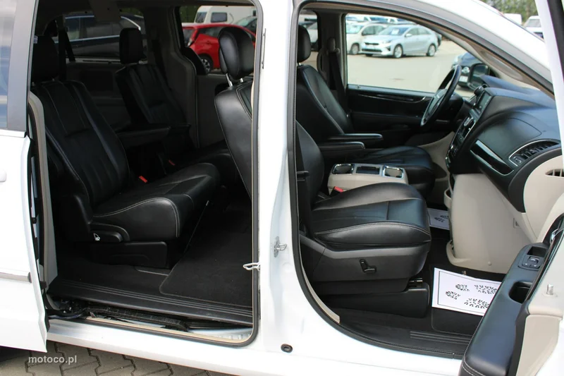 Chrysler Town & Country 26