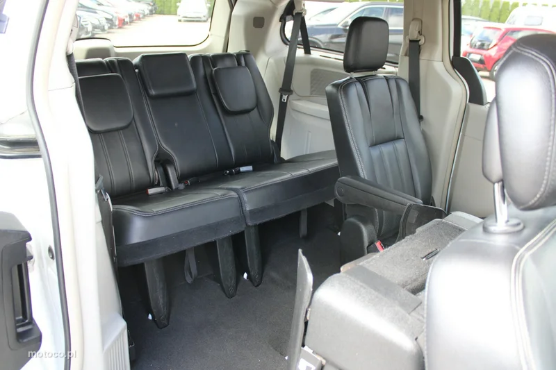 Chrysler Town & Country 27