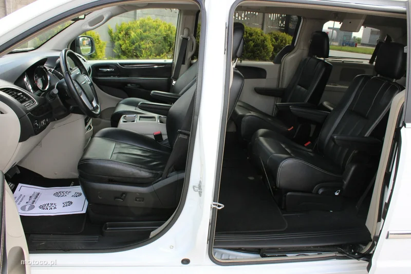 Chrysler Town & Country 28