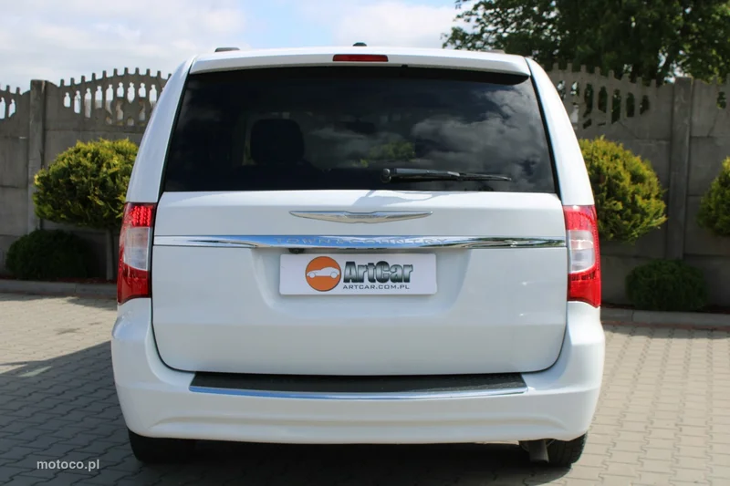 Chrysler Town & Country 37