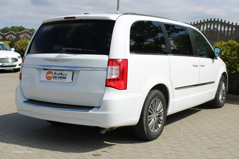 Chrysler Town & Country 38