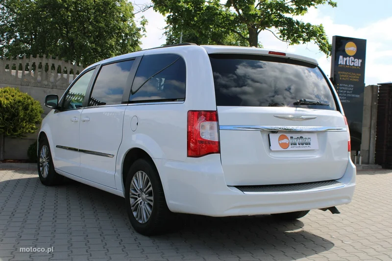 Chrysler Town & Country 39