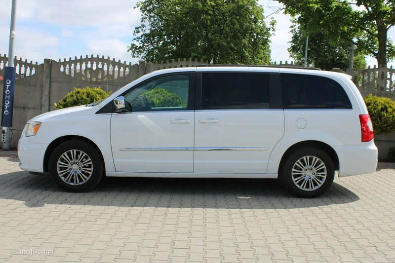 Chrysler Town & Country 5