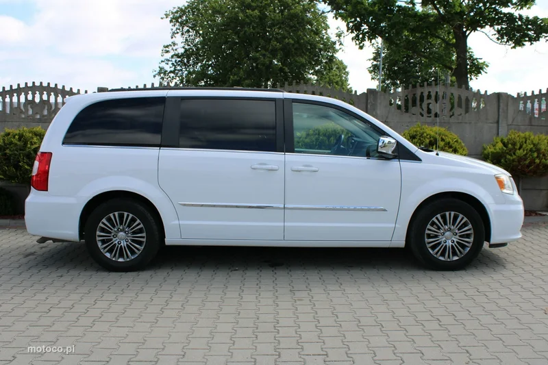 Chrysler Town & Country 41