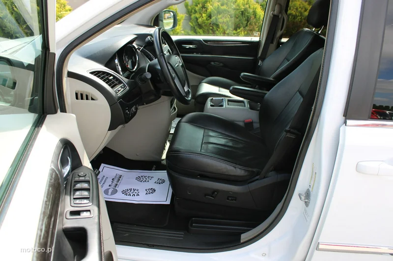 Chrysler Town & Country 43