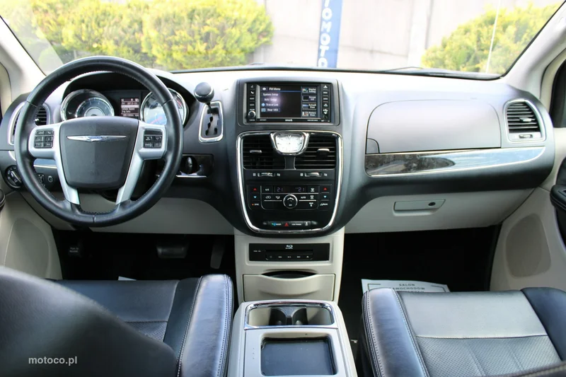 Chrysler Town & Country 44