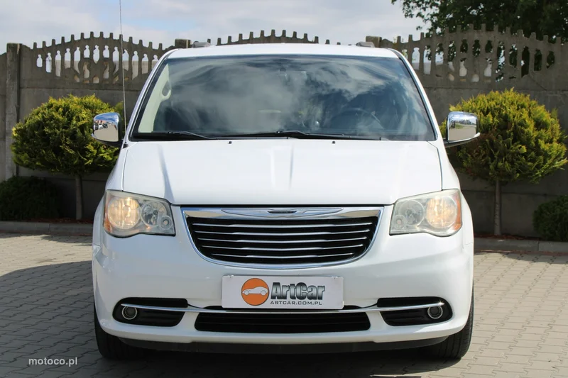 Chrysler Town & Country 9